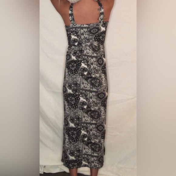 Black and white patterned summer dress with slits. - Picture 2 of 4